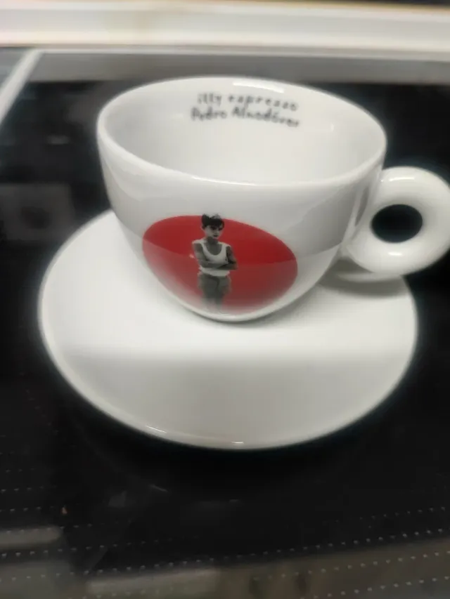 Taza de café Illy Tobias Rehberger y Almodóvar