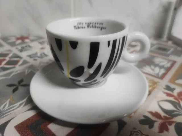 Taza de café Illy Tobias Rehberger y Almodóvar