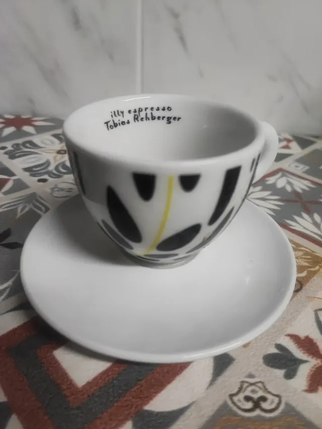 Taza de café Illy Tobias Rehberger y Almodóvar