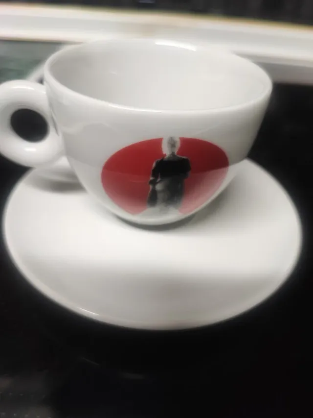 Taza de café Illy Tobias Rehberger y Almodóvar
