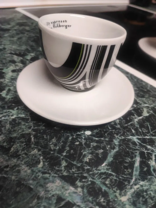 Taza de café Illy Tobias Rehberger y Almodóvar