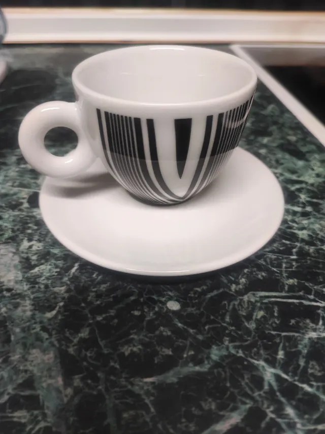 Taza de café Illy Tobias Rehberger y Almodóvar