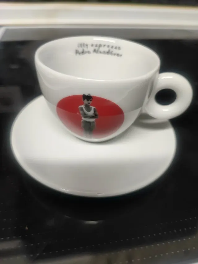 Taza de café Illy Tobias Rehberger y Almodóvar