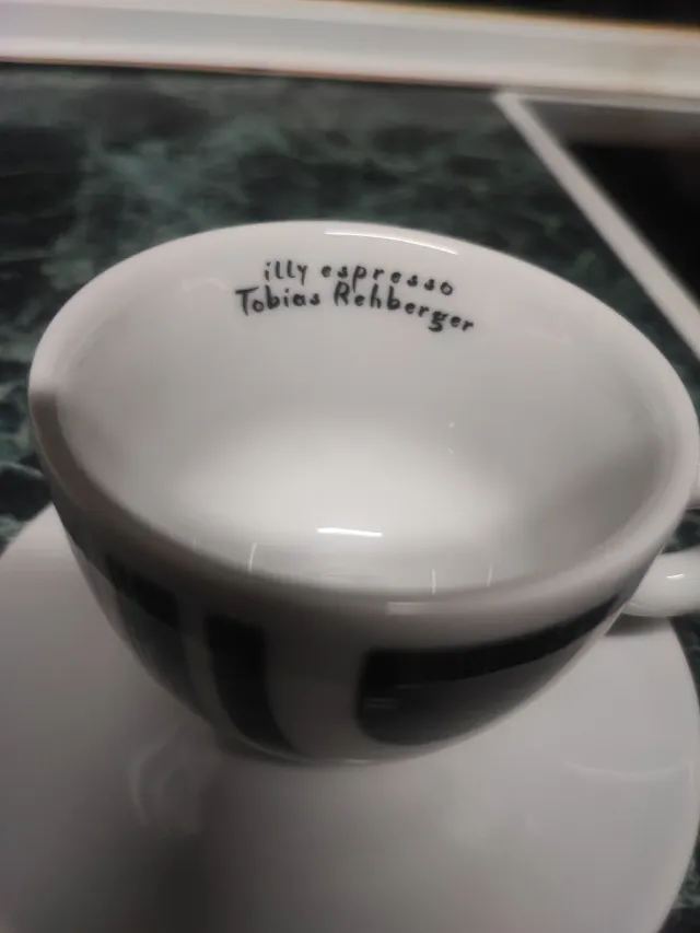 Taza de café Illy Tobias Rehberger y Almodóvar