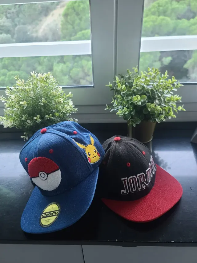 Gorra Pokémon y Gorra Jordan