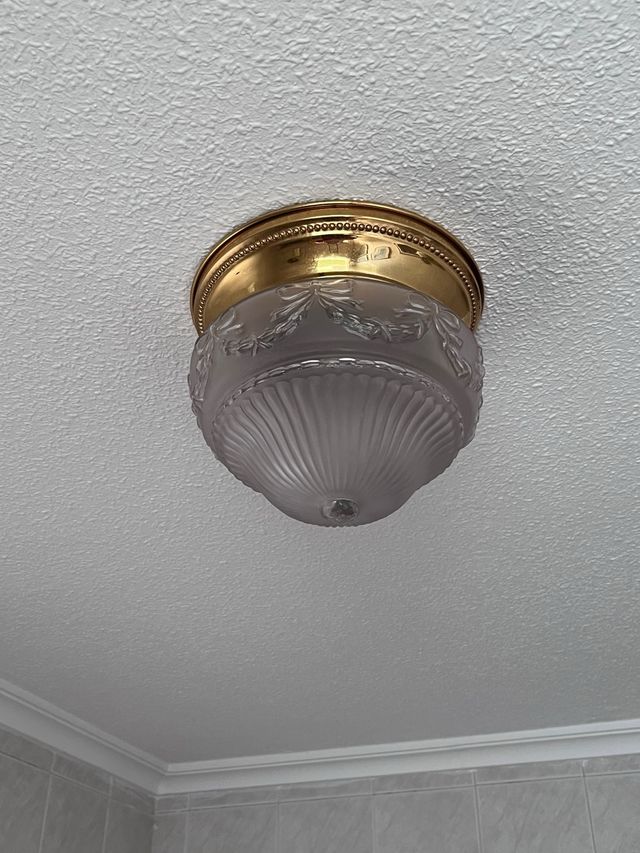 Lámpara de techo dorada y cristal