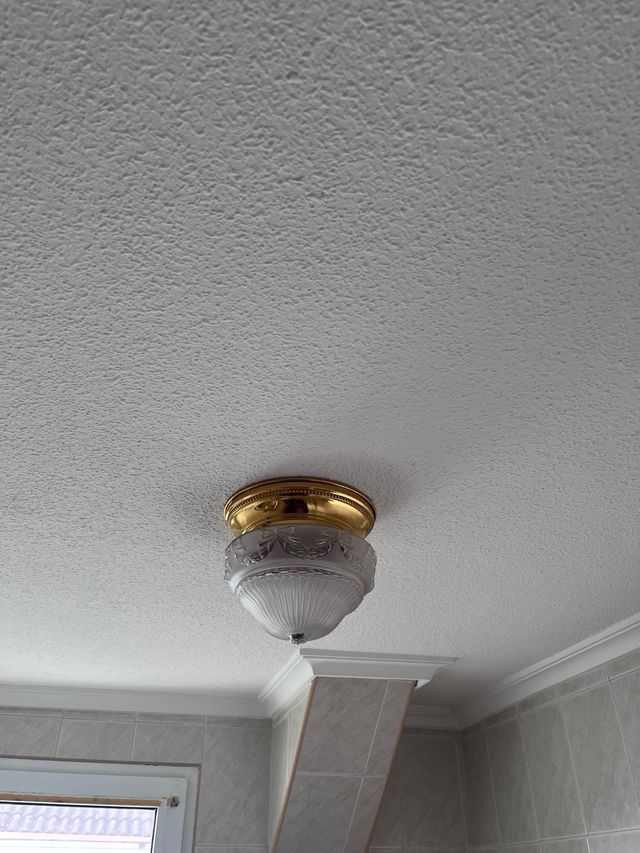 Lámpara de techo dorada y cristal