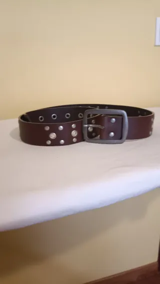 Cinturón de cuero marrón con tachuelas
