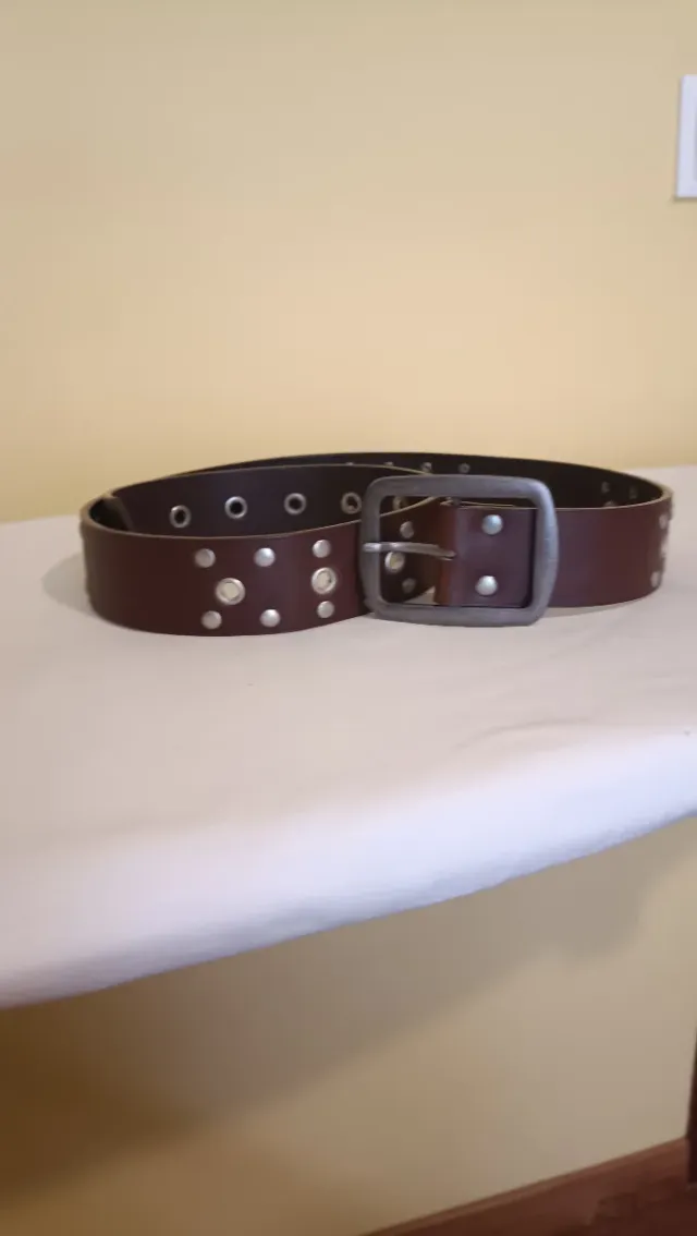 Cinturón de cuero marrón con tachuelas