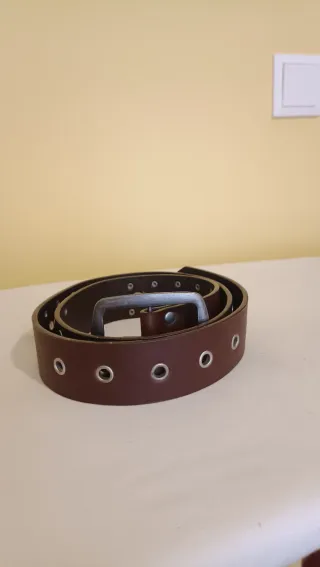 Cinturón de cuero marrón con tachuelas