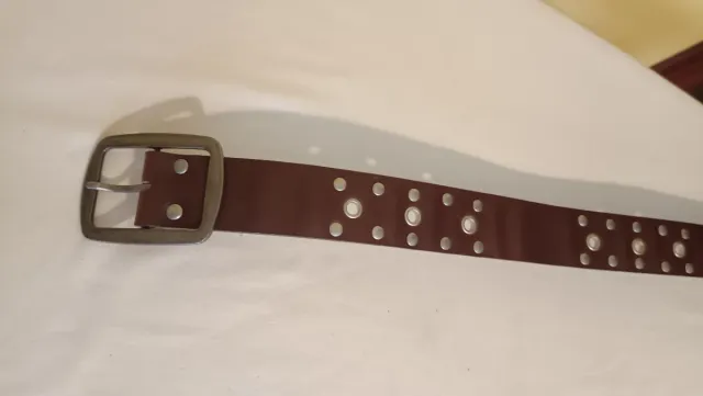 Cinturón de cuero marrón con tachuelas