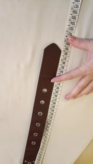 Cinturón de cuero marrón con tachuelas