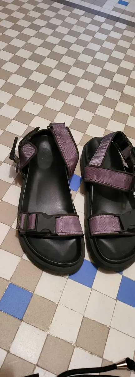 Sandalias negras y grises