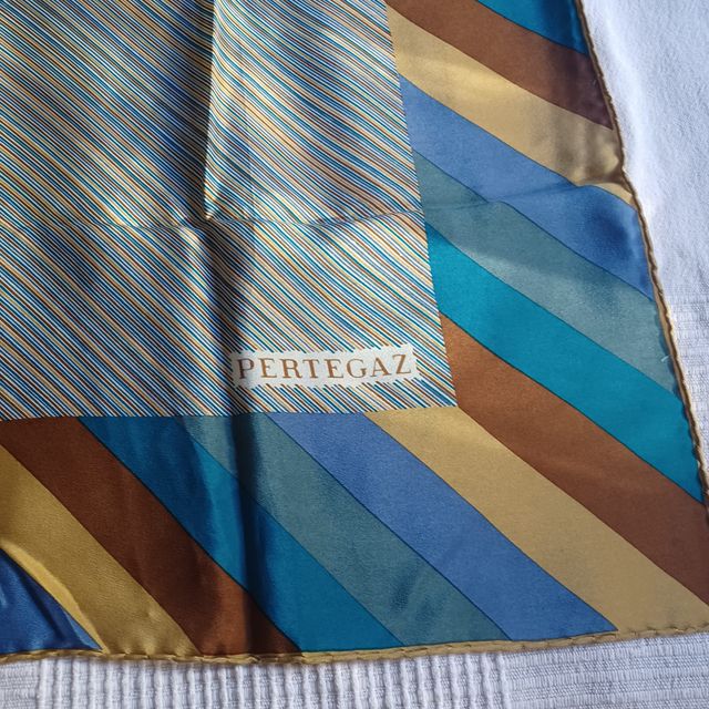 Pañuelo de seda Pertegaz rayas azules y doradas