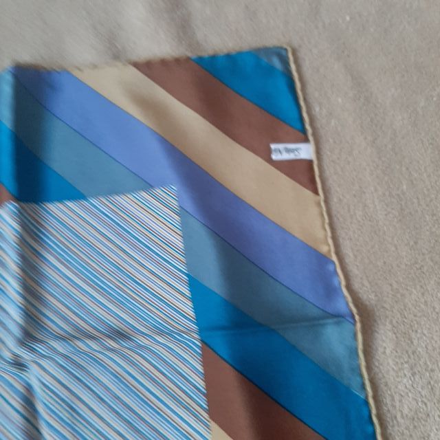 Pañuelo de seda Pertegaz rayas azules y doradas