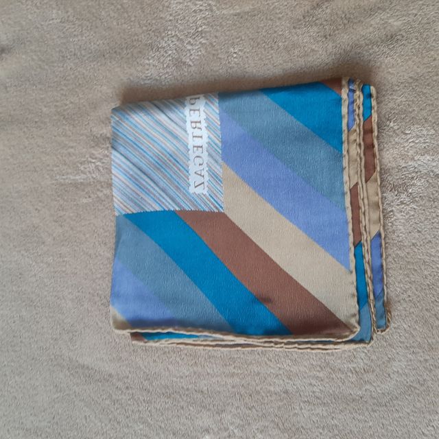 Pañuelo de seda Pertegaz rayas azules y doradas