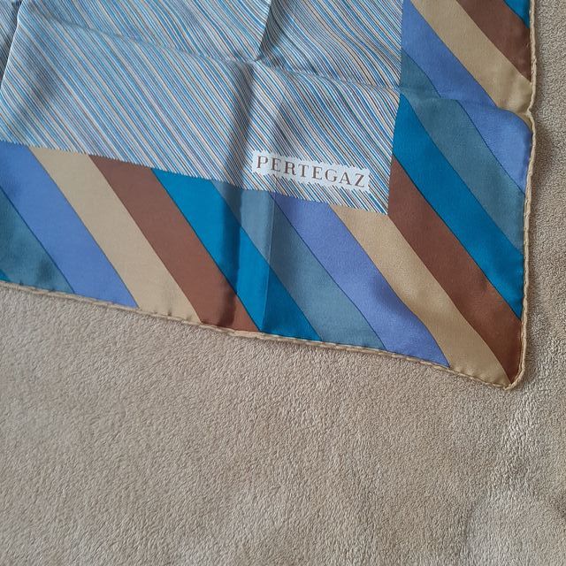 Pañuelo de seda Pertegaz rayas azules y doradas
