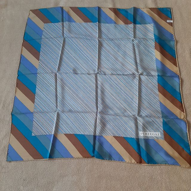 Pañuelo de seda Pertegaz rayas azules y doradas