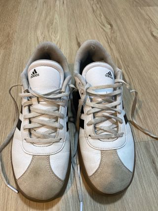 zapatillas Adidas Blancos y Beige