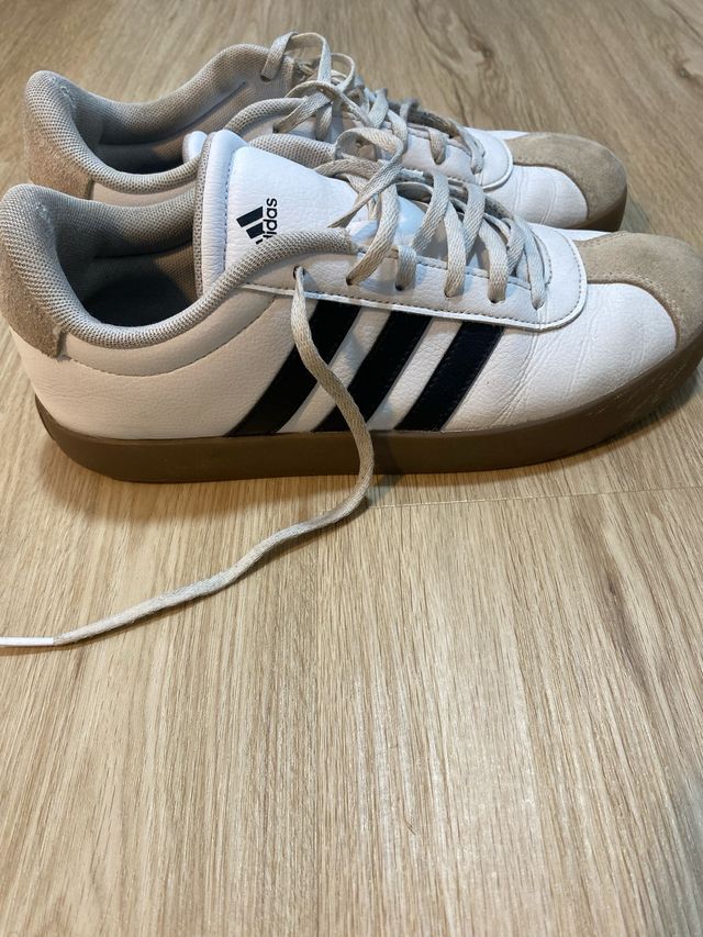 zapatillas  Adidas Blancos y Beige
