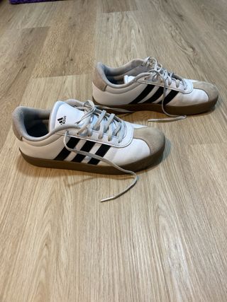 zapatillas Adidas Blancos y Beige