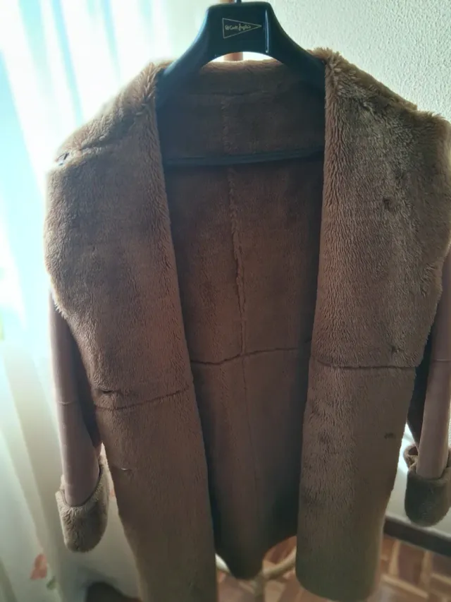 Chaqueton color beis oscuro forrado muy cálido.