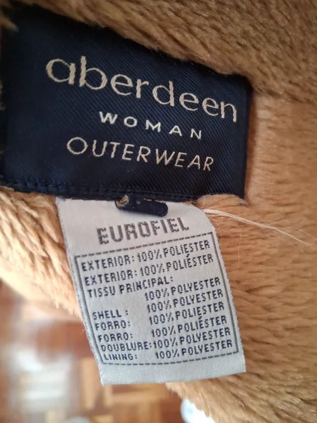 Chaqueton color beis oscuro forrado muy cálido.