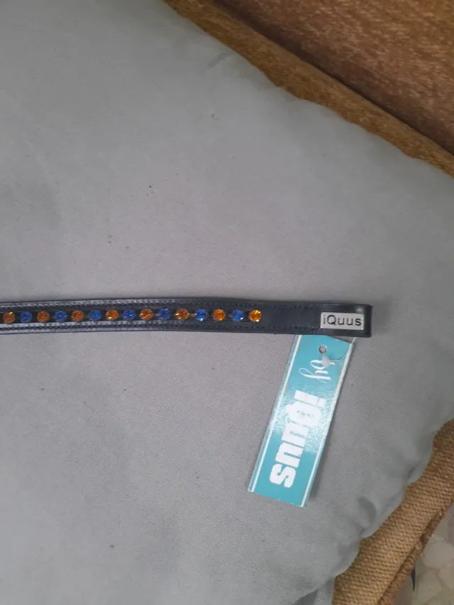 Frontalera de cuero con brillos azul y naranja