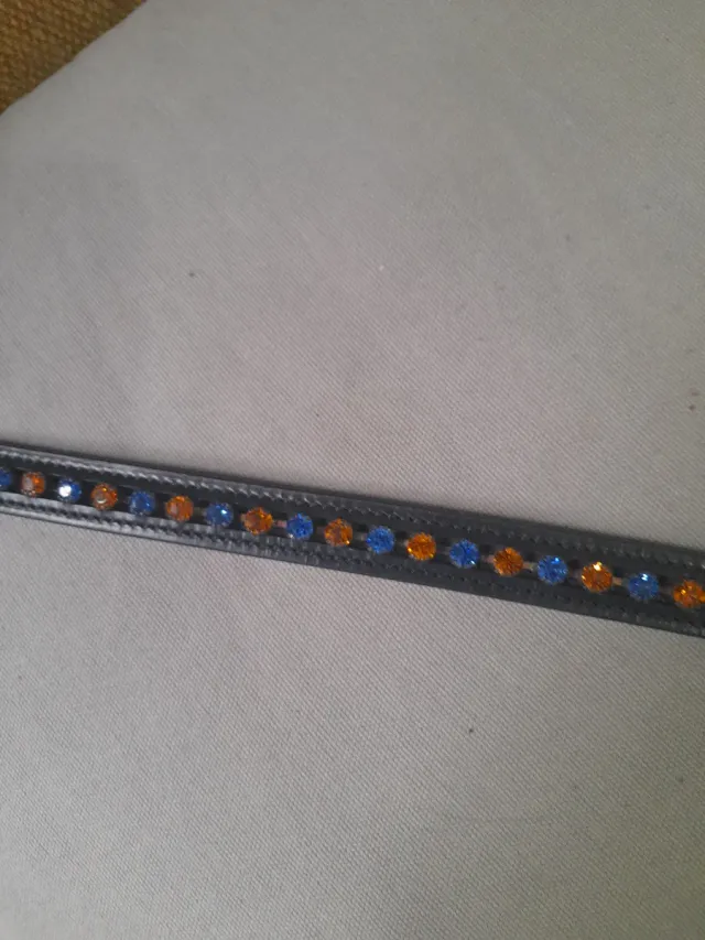 Frontalera de cuero con brillos azul y naranja