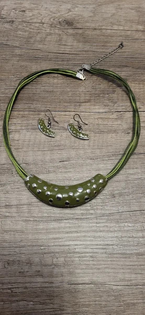 Gargantilla y pendientes verdes con detalles