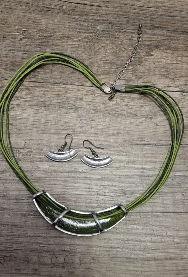 Gargantilla y pendientes verdes con detalles