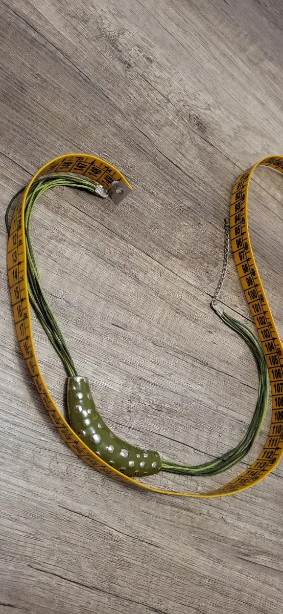 Gargantilla y pendientes verdes con detalles