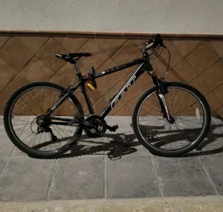 Bicicleta de Montaña en negra y dorada