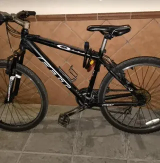 Bicicleta de Montaña en negra y dorada