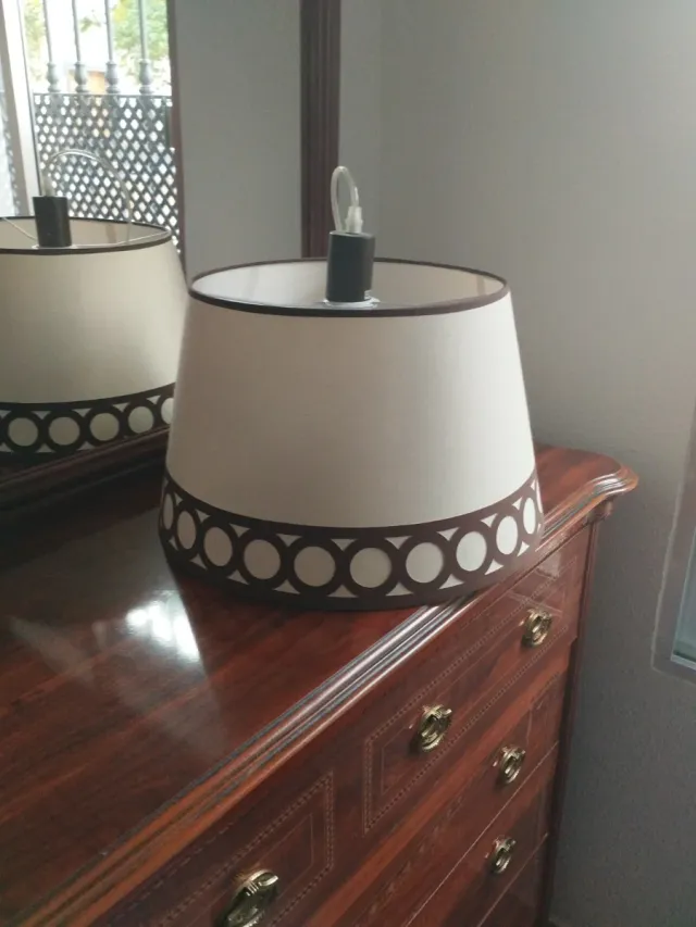 Lampada da tavolo beige con design