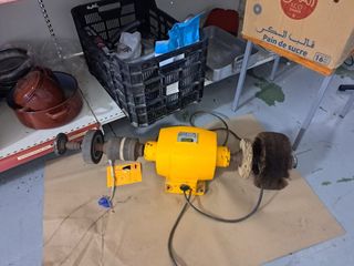 Esmeriladora de banco amarilla