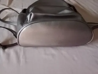 Mochila Bershka plateada mujer