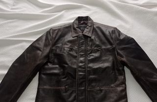 Chaqueta de piel marrón hombre estilo desgastado