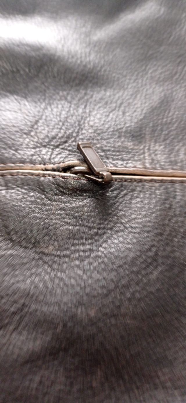 Chaqueta de piel marrón hombre estilo desgastado