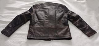 Chaqueta de piel marrón hombre estilo desgastado