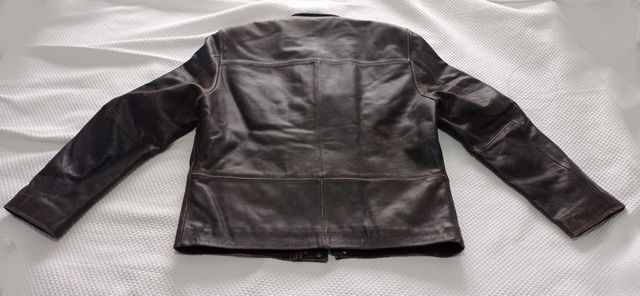 Chaqueta de piel marrón hombre estilo desgastado