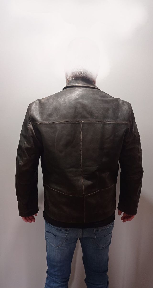 Chaqueta de piel marrón hombre estilo desgastado