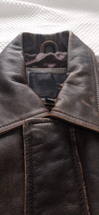 Chaqueta de piel marrón hombre estilo desgastado