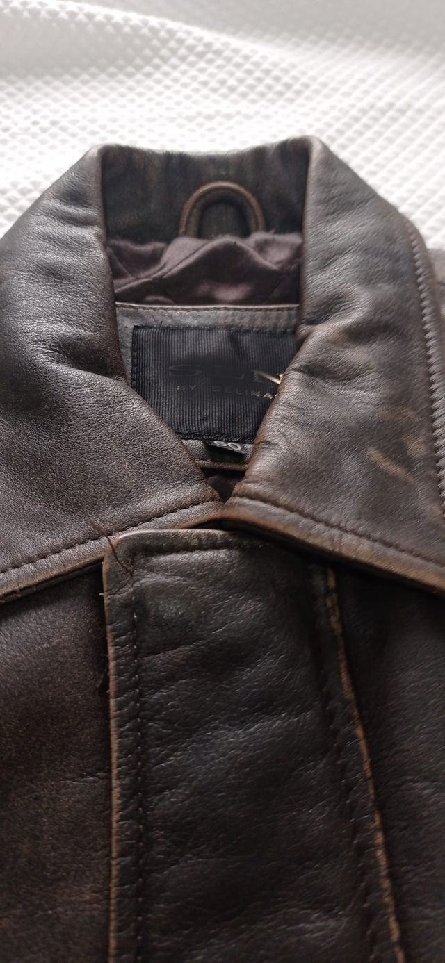 Chaqueta de piel marrón hombre estilo desgastado