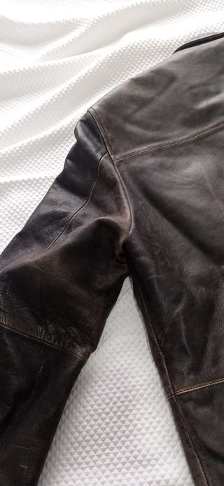 Chaqueta de piel marrón hombre estilo desgastado