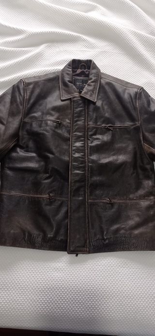Chaqueta de piel marrón hombre estilo desgastado
