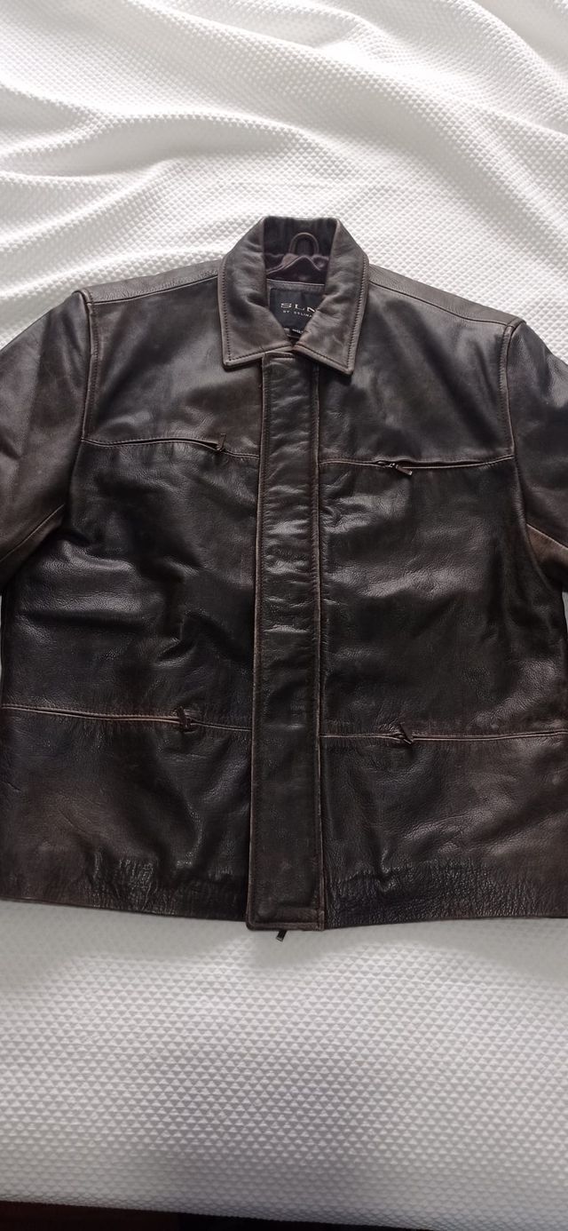 Chaqueta de piel marrón hombre estilo desgastado