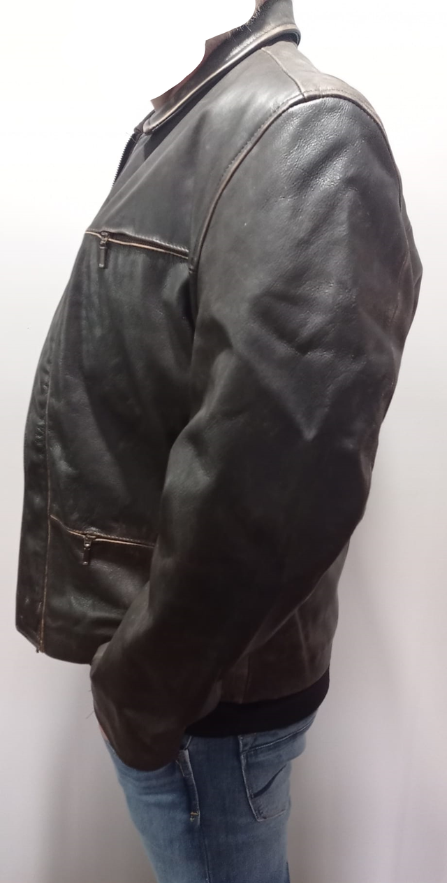 Chaqueta de piel marrón hombre estilo desgastado