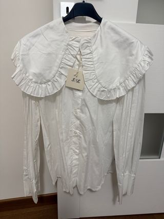 Camicia bianca con colletto a balze