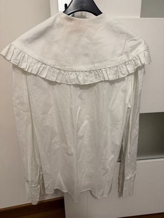 Camicia bianca con colletto a balze